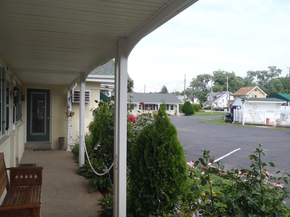 Glass House Inn Erie Near I-90 & I-79 외부 사진